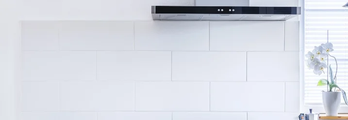 Moderne Küche mit Dunstabzugshaube